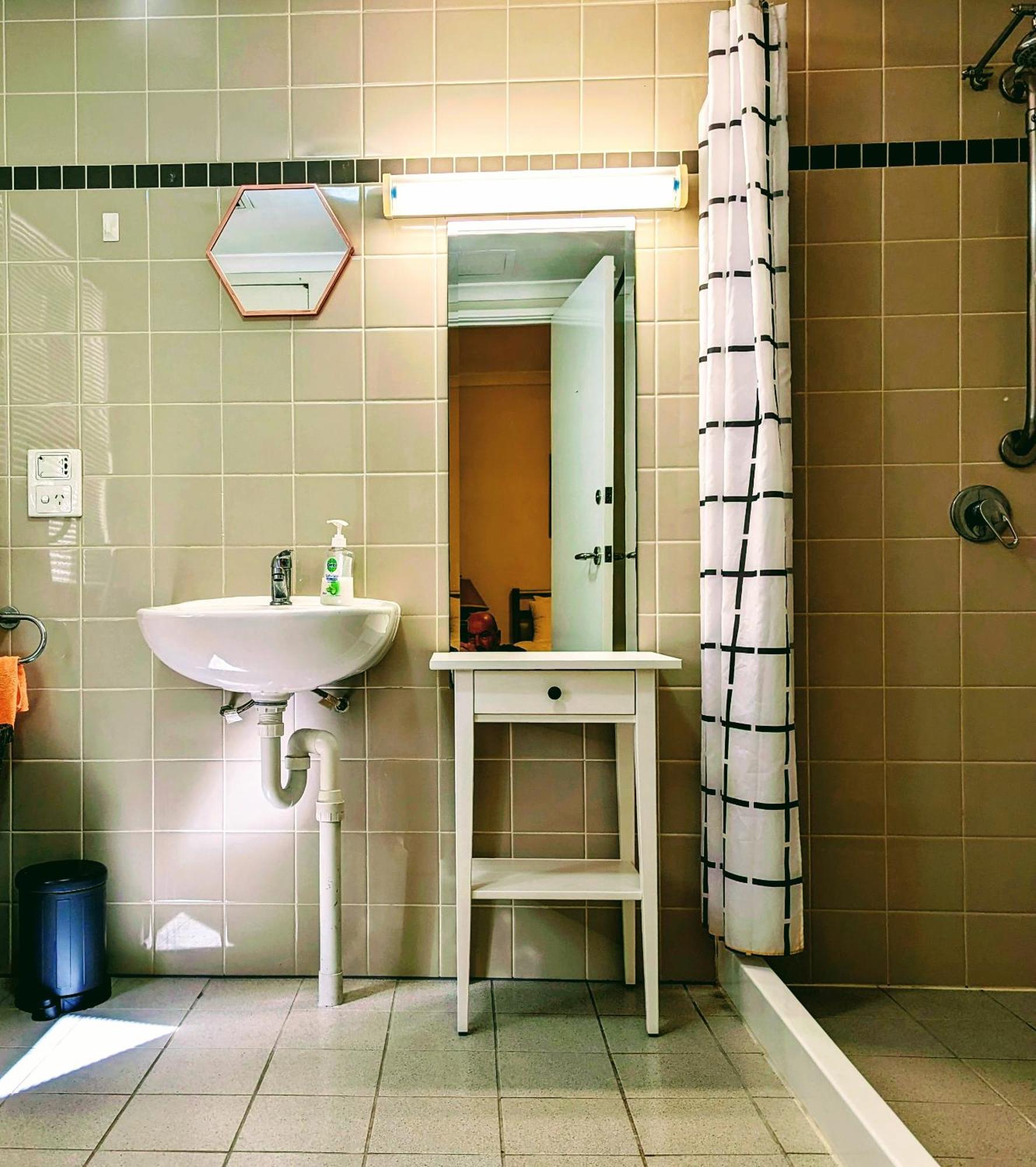 Lovely City Apartment With Private Courtyard, Pool, Free Parking, Gym Perth Exterior foto